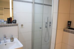 EG Duschbad mit WC und Urinal 2